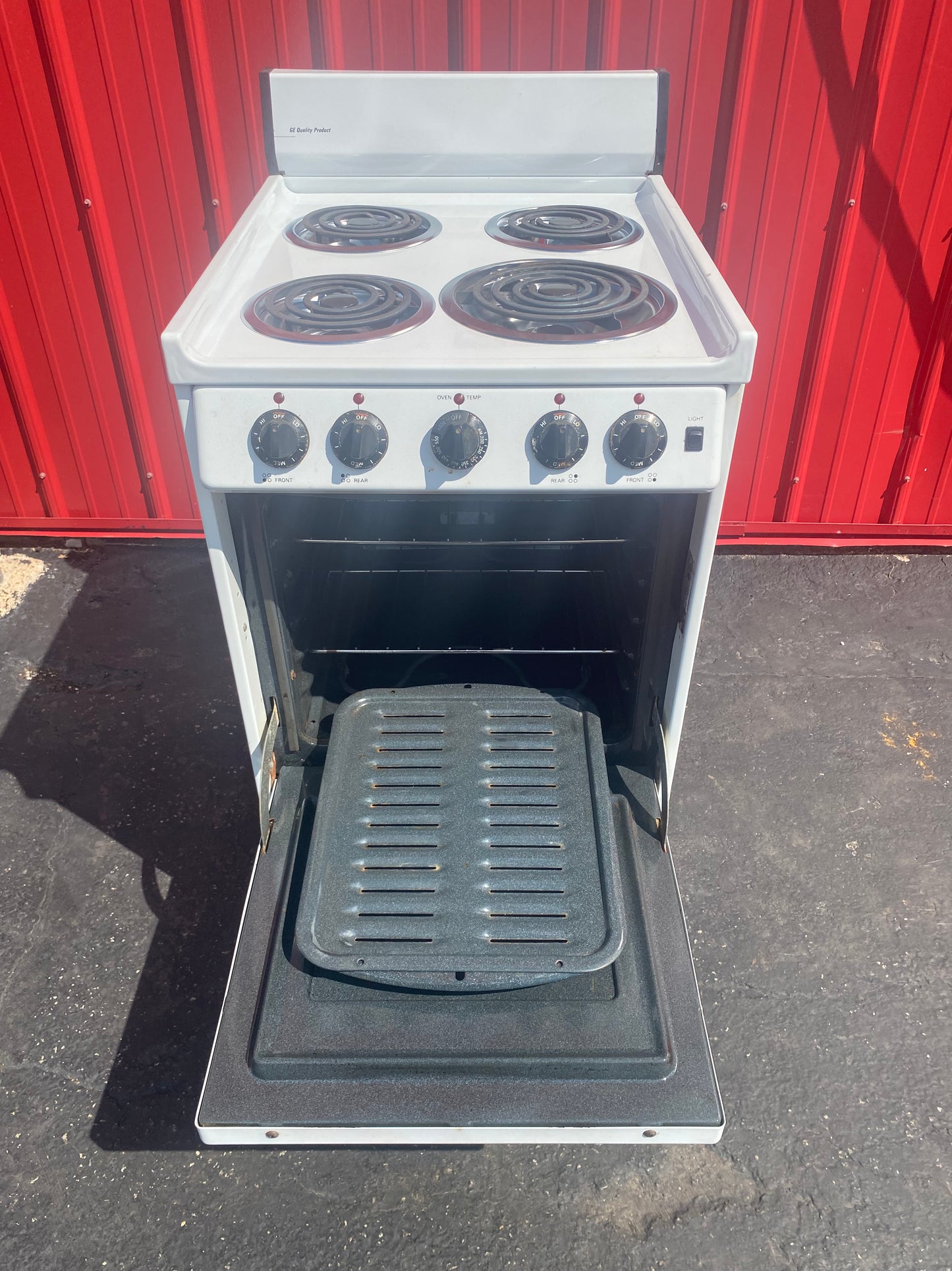 Detailed and Refurbished 20 Inch Electric Stove/Range (Processing Included in Price)